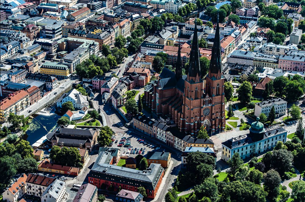 Uppsala domkyrka och stadskärnan sedd från luften.