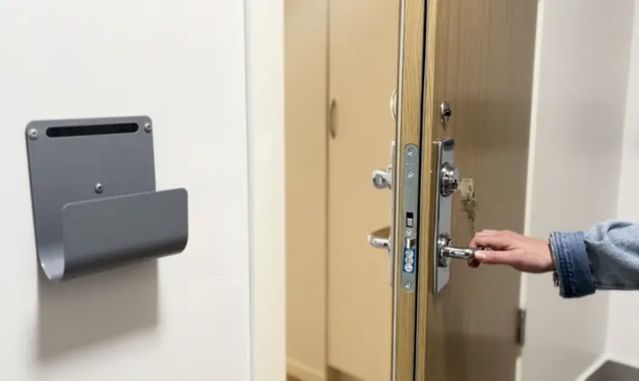Nyckel i lägenhetsdörrens lås.